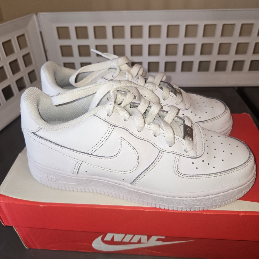 Kids White Sneakers with Perforated Toe - Classic Lace-Up - Picture 2 of 4